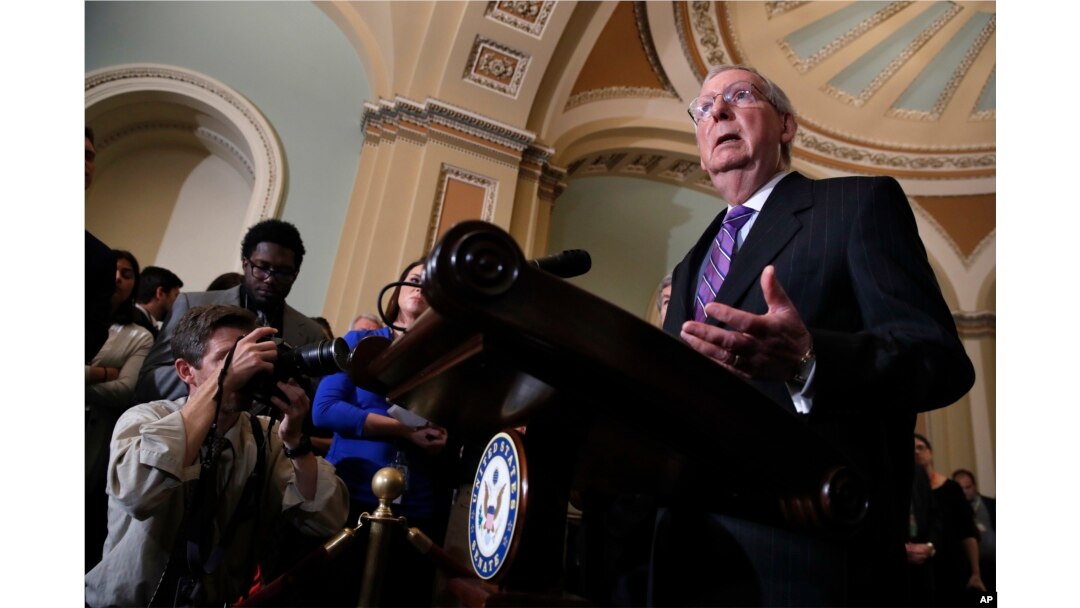 El líder de la mayoría del Senado, Mitch McConnell, de Kentucky, derecha, habla con los medios el 24 de julio de 2018 en el Capitolio, en Washington.