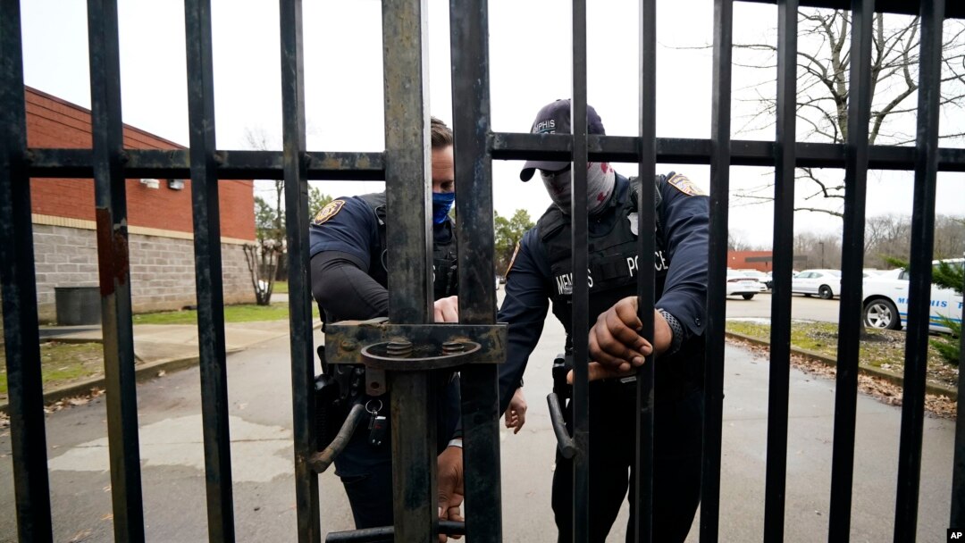 Policajci zaključavaju kapiju na ulazu u policijsku stanicu u Memfisu (Foto: AP)