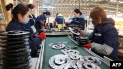 中國安徽淮北的一家工廠工人在鋁製品生產線上工作。（2023年1月31日）