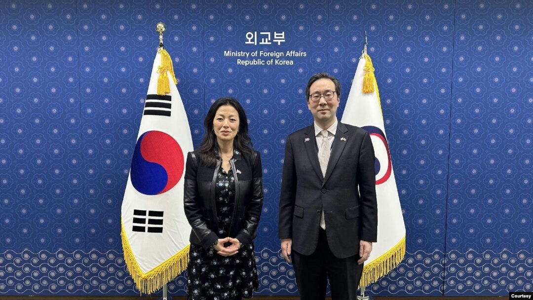 정 박 미국 국무부 대북특별부대표(왼쪽)와 이준일 한국 외교부 북핵외교기획단장이 지난 2월 한국 외교부 청사에서 만났다. 사진 = 한국 외교부.