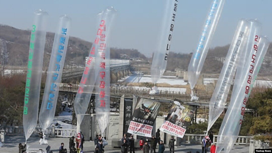 지난 2013년 2월 한국 파주시 임진각 망배단에서 탈북민 단체들이 대북전단을 날리고 있다.