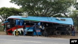 FILE: Enye yamabhasi awangqikilana mhlaka 7 Lwezi, 2018, emgwaqweni oxhumanisa iHarare leMutare eduze leRusape, Zimbabwe.