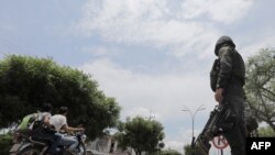 Foto de archivo de un oficial de policía vigila las calles de Tibú, en la región del Catatumbo, departamento de Norte Santander, en el noreste de Colombia.