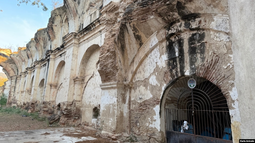 Con el tiempo, la "Iglesia Vieja" o Iglesia de La Asunción ha sido restaurada, y en su interior se almacenan artículos para uso en eventos culturales. [Fotografía Karla Arévalo / VOA]