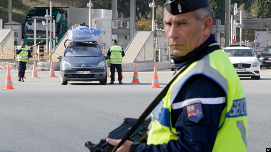 French police check vehicles at the France Italy border in La Turbie, southeastern France, Nov. 14, 2015. 