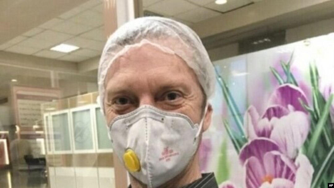 En esta foto del 19 de marzo de 2020, provista por la familia de White, se ve al veterano de la Marina de EE.UU. en Mashhad, Irán.