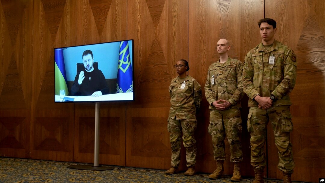 Wanajeshi wa Marekani wahudhuria hotuba ya ufunguzi ya Rais wa Ukraine, Volodymyr Zelenskyy aliyotoa kwa njia ya video huko Ramstein, Ujerumani, Jan. 20, 2023.