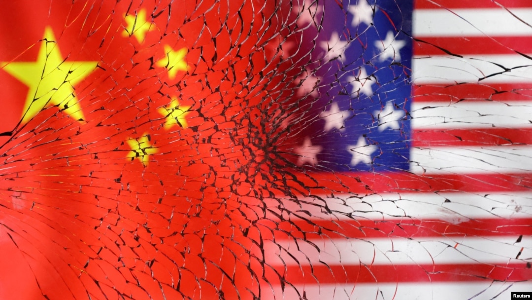 一塊碎玻璃後的美中國旗
