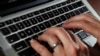 Una persona escribe en el teclado de una computadora portátil en North Andover, Massachusetts, el 19 de junio de 2017.