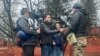 El camarógrafo Pierre Zakrzewski y la periodista ucraniana Oleksandra Kuvshynova, junto con el periodista estadounidense Trey Yingst, en el centro, informando desde Ucrania antes de su muerte el 15 de marzo de 2022. [Foto: Cortesía de Fox News]