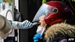 Arhiva - Zdravstvena adnica uzima uzorak za testiranje na prisustvo Kovida 19, u Đingan distriktu u Šangaju, Kina, 23. decembra 2022.