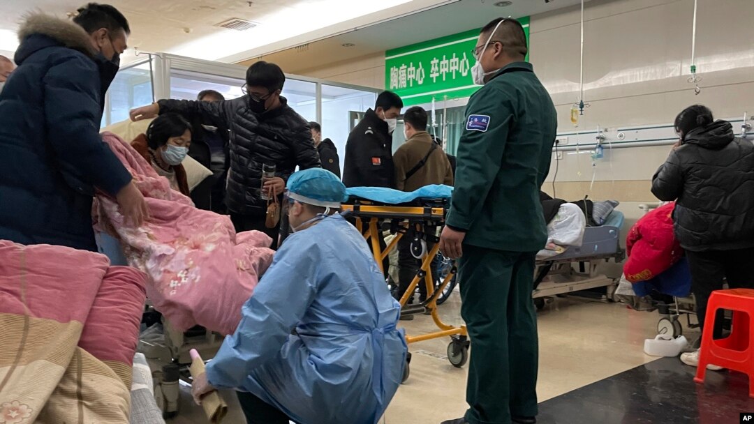 2022年12月22日，河北省霸州廊坊市第四人民醫院急診室，一名患病患者被抬上輪床。