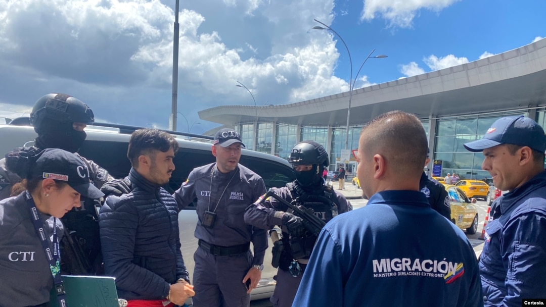 Oficiales de Migración Colombia adscritos a la Regional Aeropuerto El Dorado, expulsaron el 3 de enero del país al destituido teniente de la Policía de Ecuador, Germán Cáceres. [Foto: Migración Colombia]
