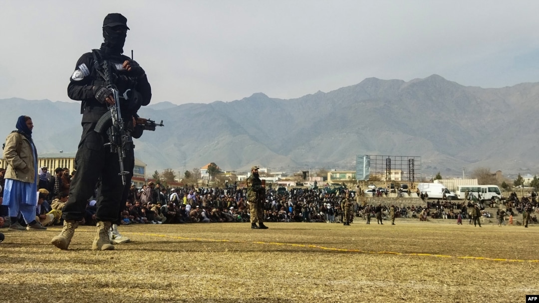 Afisa wa usalama wa Taliban akiwa ameshika doria wakati wa watu wanaodaiwa kufanya makosa mbalimbali walipokuwa wanapigwa viboko katika mjiwa Charikar, December 8, 2022