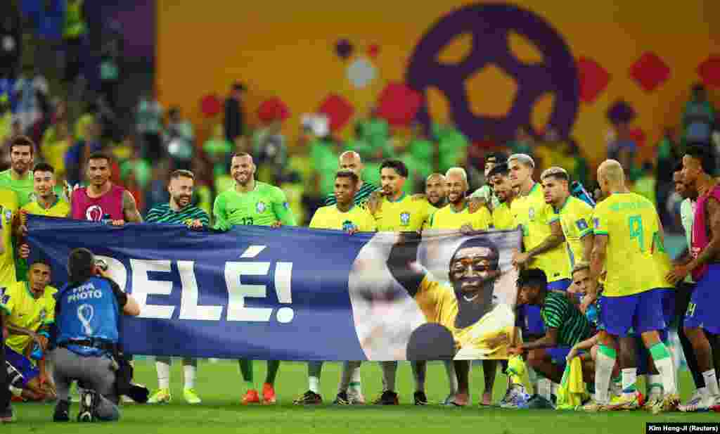 Em campo, jogadores carregaram uma faixa com o nome e a foto de Pelé no Estádio 974 em Doha.