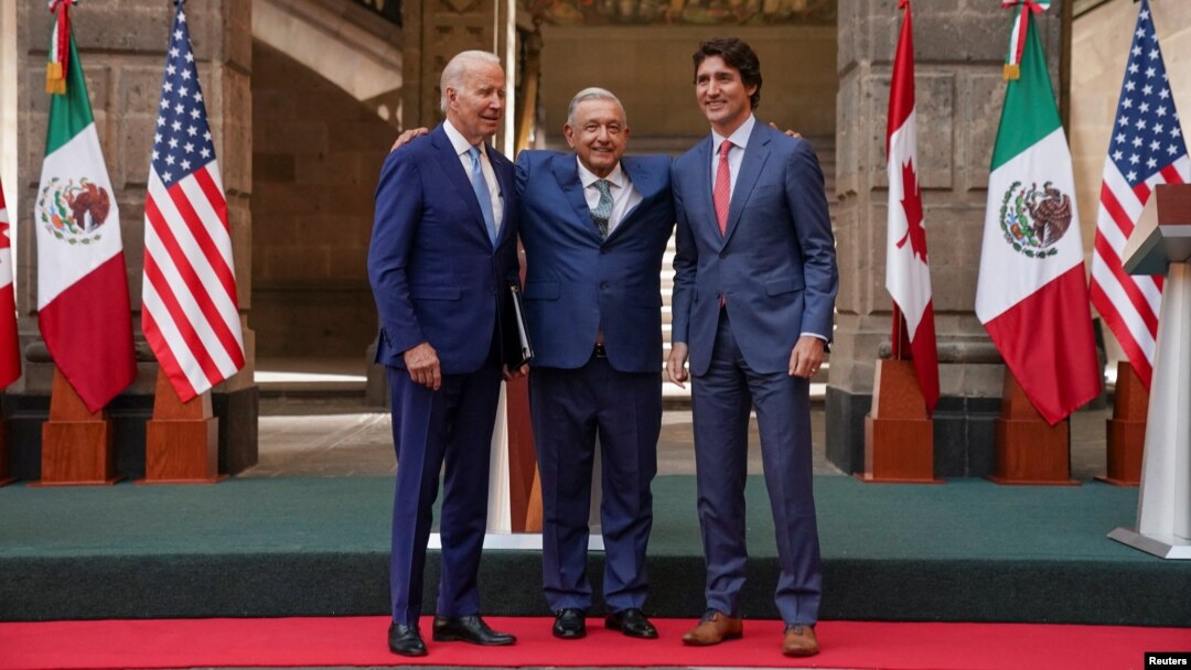 El presidente de EEUU, Joe Biden, el mandatario mexicano Andrés Manuel López Obrador y el primer ministro canadiense Justin Trudeau llegan a una conferencia de prensa al final de la Cumbre de Líderes de América del Norte en la Ciudad de México, el 10 de enero de 2023.