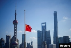 上海陸家嘴的國旗為追悼江澤民降半旗。（2022年12月6日）