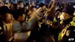 11月27日凌晨時分，憤怒的上海市民走上街頭抗議嚴厲的封控政策。這是當時目擊者視頻的截屏。這類景象在中國卻多地區都有發生。截屏來自法新社。