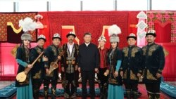 ཤི་ཅིང་པིན་སླར་ཡང་མང་ཚོགས་ཁྲོད་ཐོན་པ།