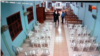 Cámaras de seguridad muestran a policías con armas tras ingresar por la fuerza a la capilla Niño Jesús de Praga, de la Parroquia Jesús de la Divina Misericordia en Sébaco.