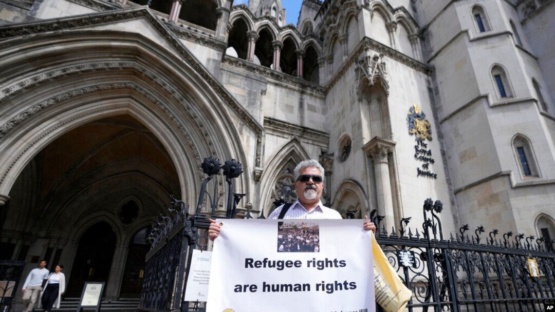 Waandamanaji wakiwa nje ya Mahakama Kuu London, Ijumaa, Juni 10, 2022. (AP Photo/Frank Augstein)