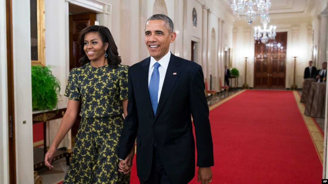 El expresidente Barack Obama camina con su esposa Michelle Obama en la Casa Blanca el 24 de noviembre de 2015. El retrato del expresidente se dará a conocer en la Casa Blanca el miércoles.