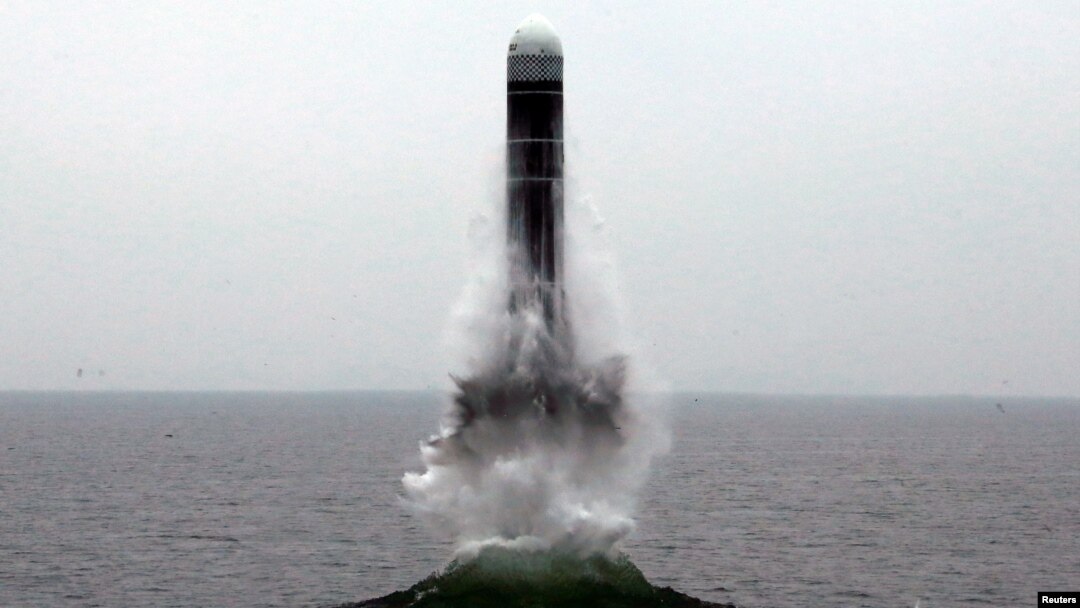 북한이 지난 2019년 10월 동해 원산만 수역에서 신형 잠수한탄도미사일(SLBM) '북극성-3형' 시험발사에 성공했다면서 사진을 공개했다.