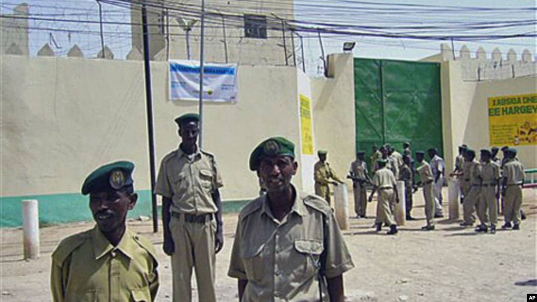 Guards stand outside the prison that houses 70 pirate inmates, in the breakaway northern republic of Somaliland, March 2011. (file photo)