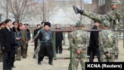 2025年2月25日，北韓領導人金正恩視察平壤康昆軍事學院時觀看一名士兵練習雙槓。