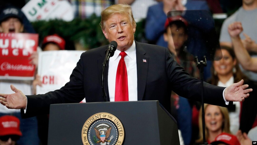 El presidente Donald Trump en un evento de campaña el lunes 26 de noviembre de 2018, en Biloxi, Mississippi.