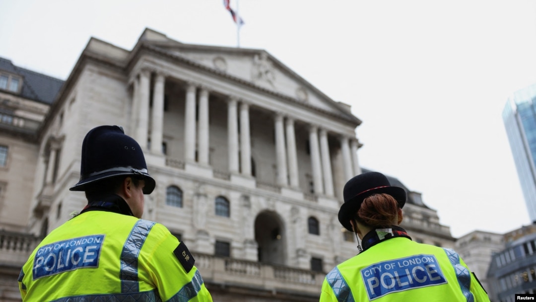 La policía se encuentra frente al Banco de Inglaterra en Londres, Gran Bretaña, el 28 de octubre de 2024. REUTERS/Mina Kim.