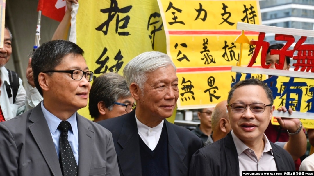 香港和平佔中的三名發起人之一、香港資深民主人士朱耀明牧師（中）。（美國之音湯惠芸拍攝） 