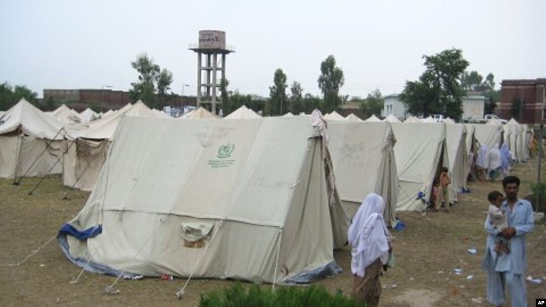 Flood relief camp in Nowshera, Pakistan, 9 Aug. 2010