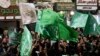 Palestinos ondean banderas de Hamás mientras celebran la liberación de prisioneros palestinos el viernes 24 de noviembre de 2023, en Naplusa, Cisjordania. 
