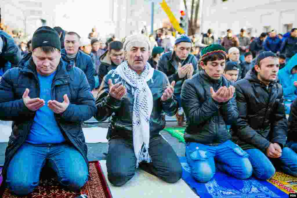 Men pray in the streets of Moscow, Oct. 15, 2013. (Vera Undritz for VOA)