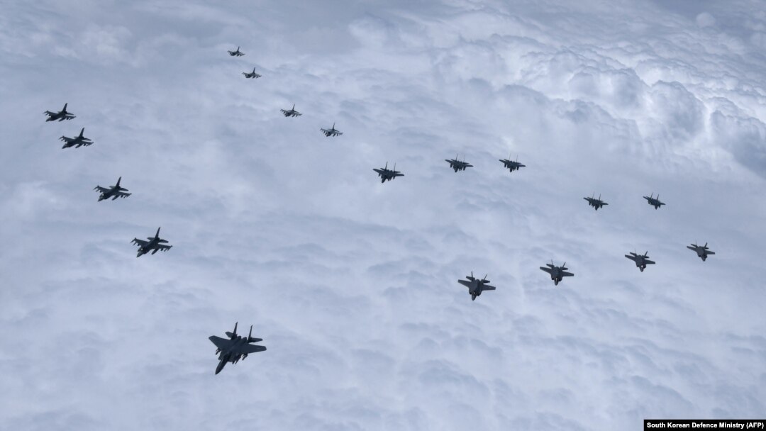 북한의 탄도미사일 발사에 대응해 7일 한국 F-35 전투기와 미군 F-16 전투기가 한반도 서해 상공에서 합동 비행을 했다.