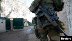 سرباز مسلح فرانسوی در کنار در وروی مدرسه یهودی در مارسی- ژانویه ۲۰۱۶