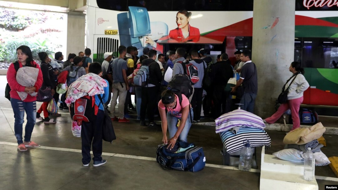 Venezuelan migrants arrive from the northern city of Tumbes in Peru, on the border with Ecuador, at the bus terminal in Lima, Aug. 22, 2018. 