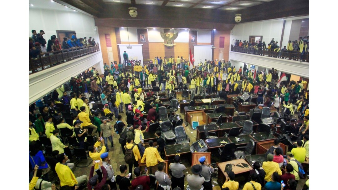 Students occupy the parliament building in Padang, West Sumatera, Indonesia, Sept. 25, 2019. Clashes between protesters and police occurred in several cities as students protested a new law that critics say cripples an anti-corruption agency.