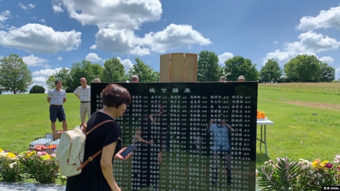 一位悼念者在刻有176位逃港罹难知青名字的碑前。（方冰拍摄，2022年6月15日）