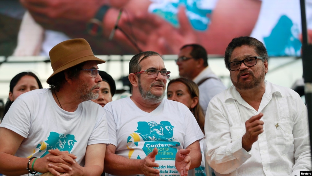 El líder rebelde de las FARC, Rodrigo Londono, aliasTimochenko (C) hablando con Pastor Alape (L) e Iván Márquez durante la ceremonia de clausura de un congreso rebelde cerca de El Diamante en los Llanos de Yari, Colombia, el 23 de septiembre de 2016. REUTERS /Juan Vizcaíno
