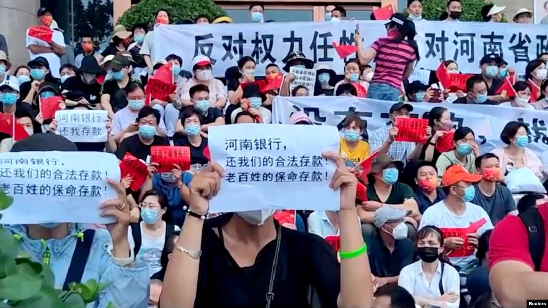 在中國河南一些農村銀行前抗議銀行凍結存款的數千名儲戶。（2022年7月10日）