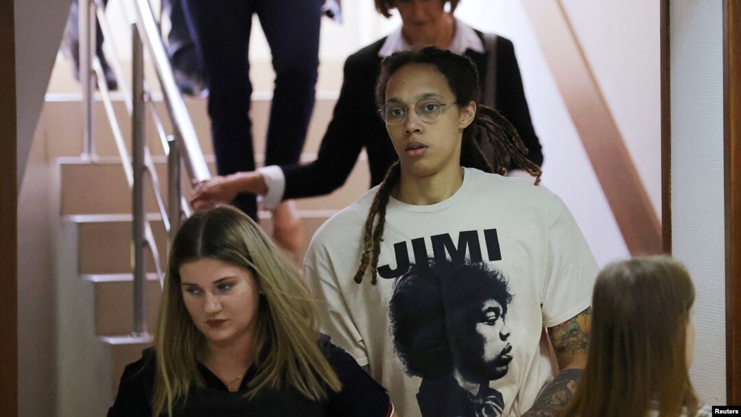 La jugadora de baloncesto estadounidense Brittney Griner, que fue detenida en marzo en el aeropuerto Sheremetyevo de Moscú y luego acusada de posesión ilegal de cannabis, es escoltada ante una audiencia judicial en Khimki, en las afueras de Moscú, el 1 de julio de 2022.