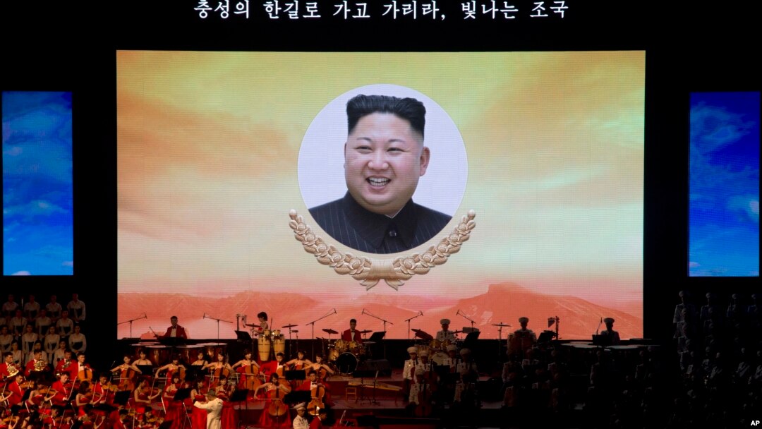 지난 2018년 9월 북한 정권 수립 70주년을 앞두고 평양에서 열린 기념 공연에서 김정은 국무위원장의 얼굴이 대형 스크린에 나왔다.