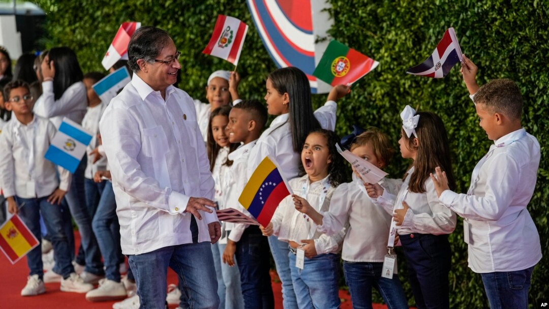 El presidente de Colombia, Gustavo Petro, saluda a los niños a su llegada a la sesión de la 28ª Cumbre Iberoamericana, en Santo Domingo, República Dominicana, el sábado 25 de marzo de 2022. 