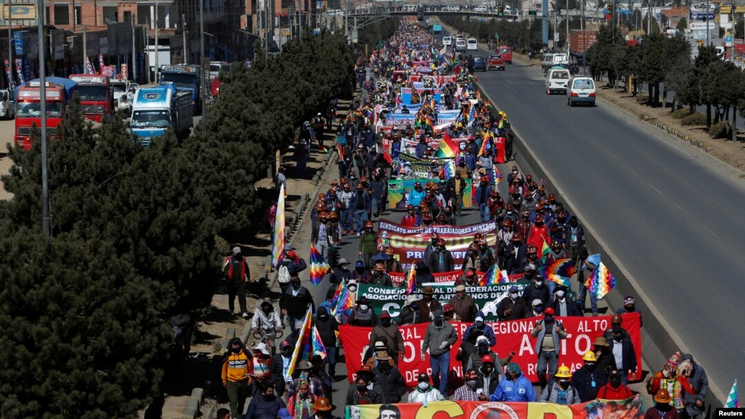 Manifestantes en Bolivia demandan que las eleccines presidenciales se realicen antes de las fechas propuestas. La Paz, Bolivia, 28 de julio de 2020.