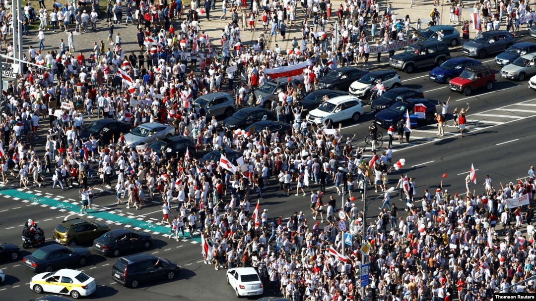Opositores del presidente de Bielorrusia, Alexander Lukashenko, protestan contra la elección que dio un sexto mandato al líder bielorruso. Agosto 16 de 2020.