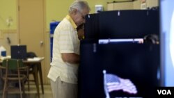 Otros estados sólo piden a las personas que al registrarse para votar juren que son ciudadanos sin exhibir prueba documental alguna.
