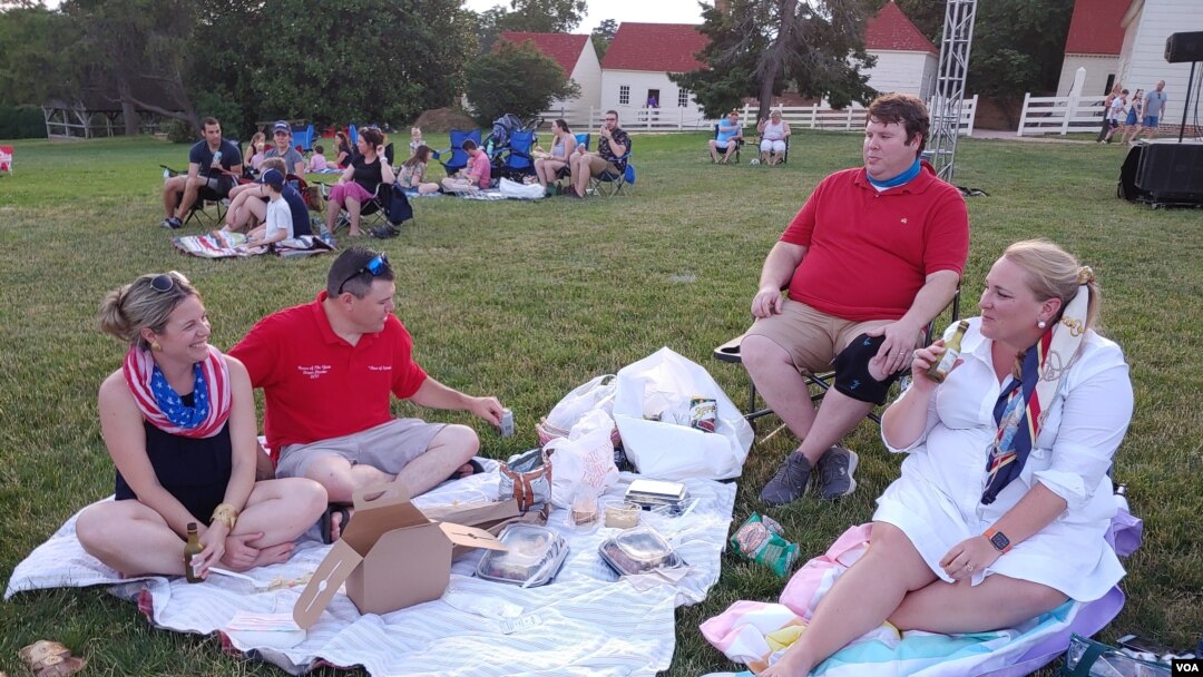 Anne Hooper and her family enjoy a picnic while waiting for fireworks to begin June 27, 2020, at Mount Vernon in Alexandria, Virginia, the historic home of America’s first president, George Washington. (Deborah Block/VOA)