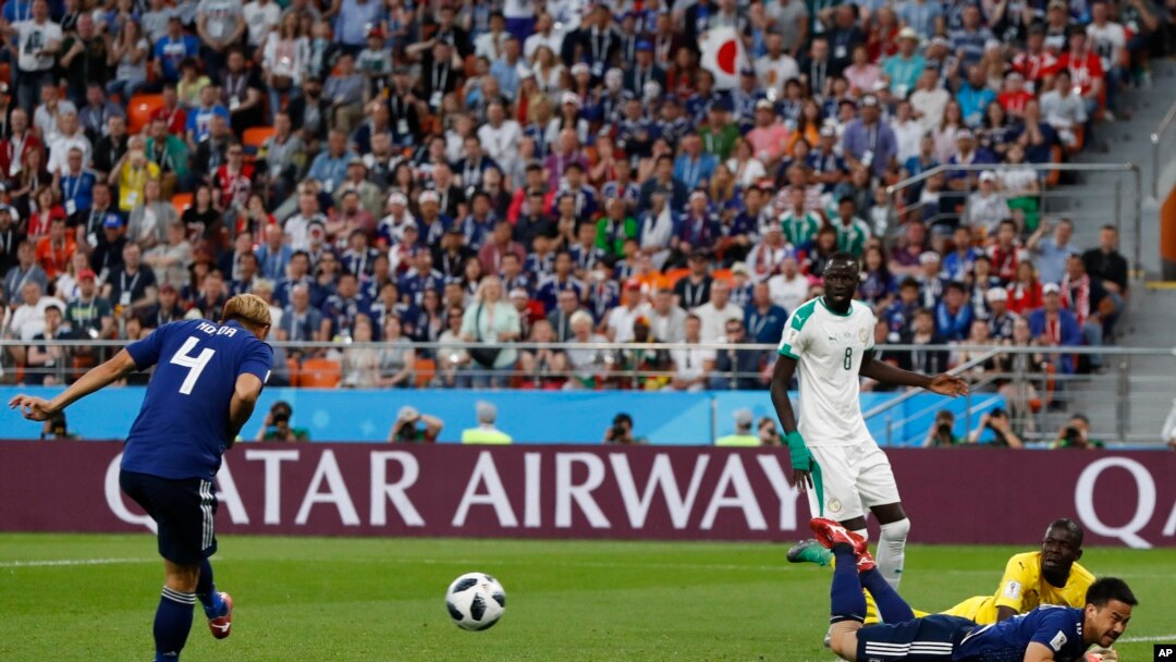 Keisuke Honda de Japón, izquierda, anota el segundo gol de su equipo durante el partido del grupo H entre Japón y Senegal en la Copa Mundial de fútbol 2018 en el Yekaterinburg Arena en Ekaterimburgo, Rusia, el domingo 24 de junio de 2018. (AP Photo / Eugene Hoshiko)